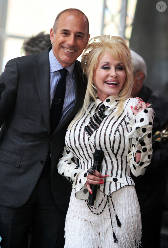 Matt Lauer avec Dolly Parton sur le plateau de l'émission "Today Show" à New York, le 13 mai 2014.