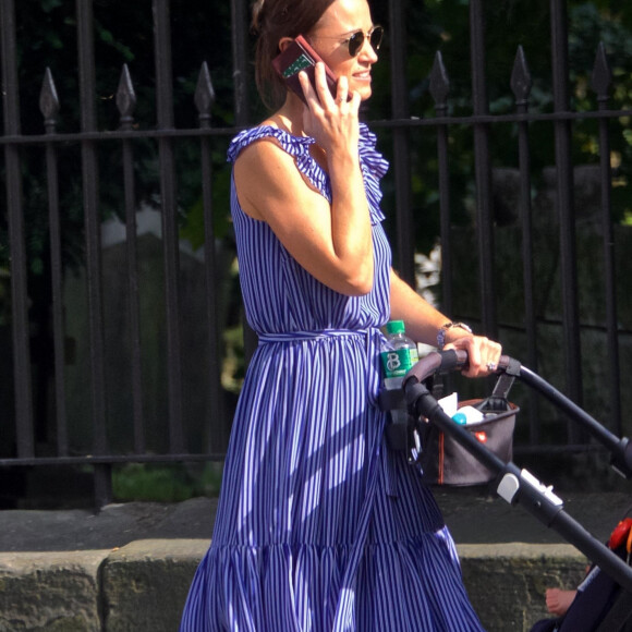Exclusif - Pippa Middleton au téléphone lors d'une promenade avec son bébé Arthur dans les rues de Londres, le 21 août 2019.