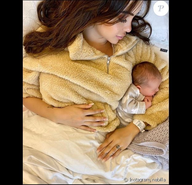 Nabilla se repose avec son fils Milann dans ses bras, sur Instagram le 14 octobre 2019.