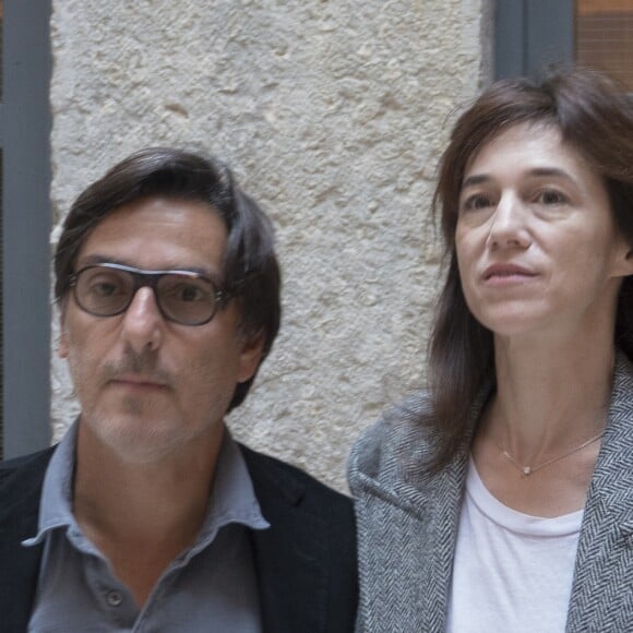 Yvan Attal et sa compagne Charlotte Gainsbourg lors d'une rencontre presse à Lyon, France, le 30 septembre 2019. © Sandrine Thesillat/Panoramic/Bestimage