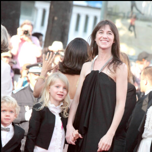 Charlotte Gainsbourg - Montée des marches de la soirée de clôture du Festival de Cannes 2010.