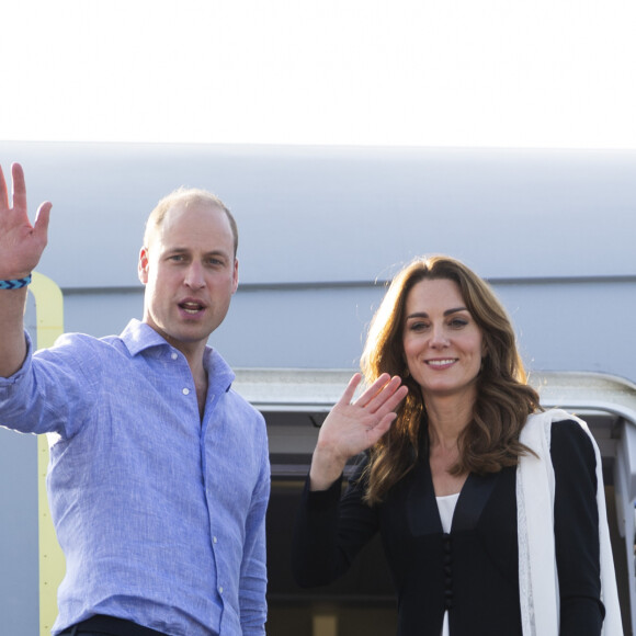 Kate Catherine Middleton, duchesse de Cambridge, et le prince William, duc de Cambridge, au départ de l'aéroport d'Islamabad, après leur voyage officiel de cinq jours au Pakistan. Le 18 octobre 2019 On October 18th 2019. The Duke and Duchess of Cambridge depart from Islamabad Airport, on the fifth and final day of the royal visit to Pakistan.18/10/2019 - Islamabad