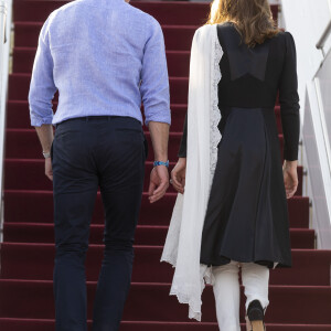 Kate Catherine Middleton, duchesse de Cambridge, et le prince William, duc de Cambridge, au départ de l'aéroport d'Islamabad, après leur voyage officiel de cinq jours au Pakistan. Le 18 octobre 2019