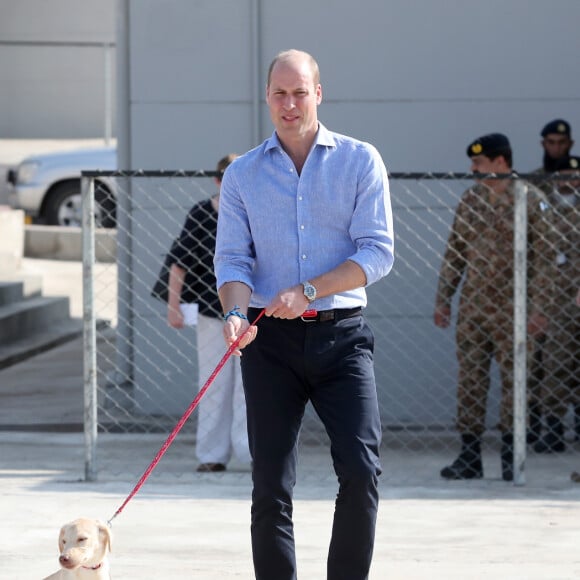 Le prince William, duc de Cambridge, et Catherine (Kate) Middleton, duchesse de Cambridge, visitent un centre militaire de formation canine en compagnie des labradors Salto et Sky. Le Royaume-Uni apporte son soutien à ce programme de formation de chiens à l'identification d'explosifs. Islamabad, le 18 octobre 2019.