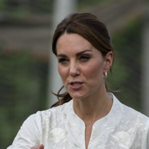 Le prince William, duc de Cambridge, et Catherine (Kate) Middleton, duchesse de Cambridge, visitent l'Académie Nationale de Cricket à Lahore, le 17 octobre 2019.