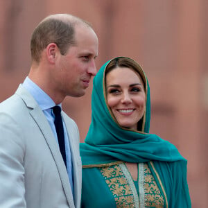 Le prince William, duc de Cambridge, et Catherine (Kate) Middleton, duchesse de Cambridge, à la sortie de la visite de la mosquée "Badshahi" à Lahore, le 17 octobre 2019.