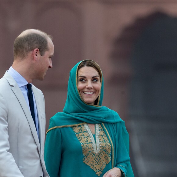 Le prince William, duc de Cambridge, et Catherine (Kate) Middleton, duchesse de Cambridge, à la sortie de la visite de la mosquée "Badshahi" à Lahore, le 17 octobre 2019.