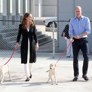 Kate Middleton et le prince William visitent un centre militaire de formation canine en compagnie des labradors Salto et Sky. Le Royaume-Uni apporte son soutien à ce programme de formation de chiens à l'identification d'explosifs. Islamabad, le 18 octobre 2019.