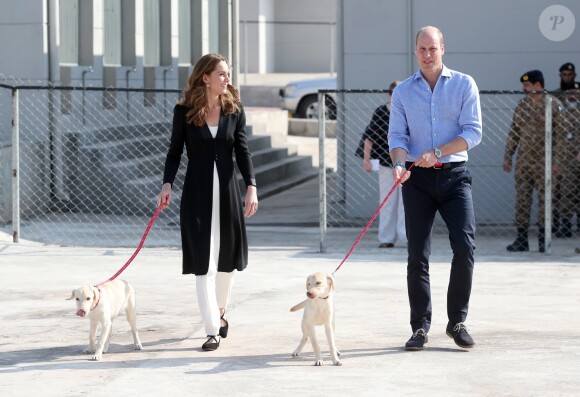 Kate Middleton et le prince William visitent un centre militaire de formation canine en compagnie des labradors Salto et Sky. Le Royaume-Uni apporte son soutien à ce programme de formation de chiens à l'identification d'explosifs. Islamabad, le 18 octobre 2019.