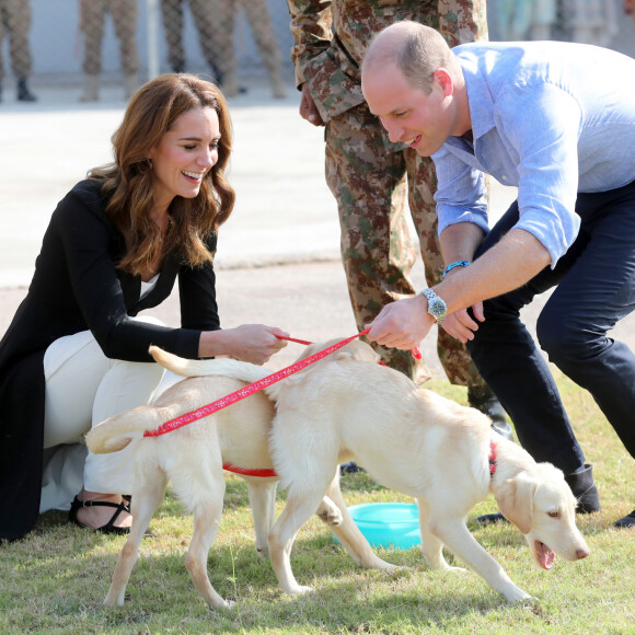 Kate Middleton et le prince William visitent un centre militaire de formation canine en compagnie des labradors Salto et Sky. Le Royaume-Uni apporte son soutien à ce programme de formation de chiens à l'identification d'explosifs. Islamabad, le 18 octobre 2019.