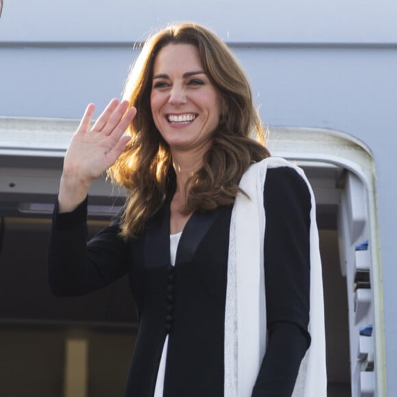 Kate Catherine Middleton, duchesse de Cambridge, et le prince William, duc de Cambridge, au départ de l'aéroport d'Islamabad, après leur voyage officiel de cinq jours au Pakistan. Le 18 octobre 2019