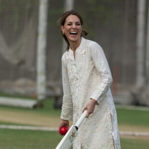 Kate Middleton à l'Académie Nationale de Cricket à Lahore, le 17 octobre 2019.