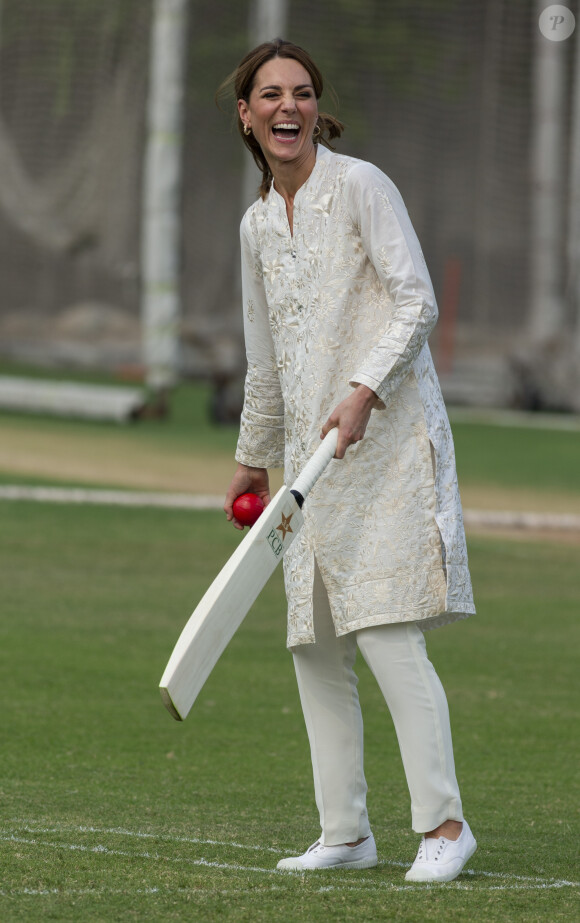 Kate Middleton à l'Académie Nationale de Cricket à Lahore, le 17 octobre 2019.