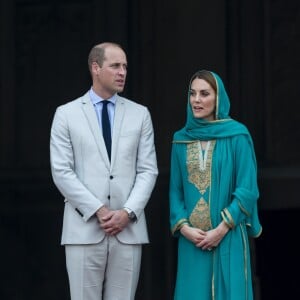 Le prince William, duc de Cambridge, et Kate Middleton, duchesse de Cambridge, à la sortie de la visite de la mosquée "Badshahi" à Lahore, le 17 octobre 2019.