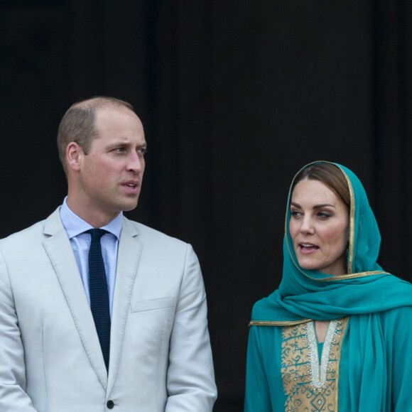 Le prince William, duc de Cambridge, et Kate Middleton, duchesse de Cambridge, à la sortie de la visite de la mosquée "Badshahi" à Lahore, le 17 octobre 2019.