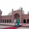 Le prince William, duc de Cambridge, et Kate Middleton, duchesse de Cambridge visitent la Mosquée Badshahi à Lahore au Pakistan , le 17 octobre 2019.