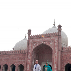 Le prince William, duc de Cambridge, et Kate Middleton, duchesse de Cambridge visitent la Mosquée Badshahi à Lahore au Pakistan , le 17 octobre 2019.