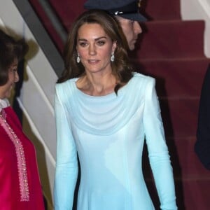 Le prince William, duc de Cambridge, et Kate Middleton, duchesse de Cambridge, arrivent sur la base aérienne Nur Khande à Rawalpindi dans le cadre de leur visite officielle de cinq jours au Pakistan. Catherine Middleton porte une "aqua shalwar kameez", une tenue pakistanaise traditionnelle de la créatrice Catherine Walker. Rawalpindi, le 14 octobre 2019.