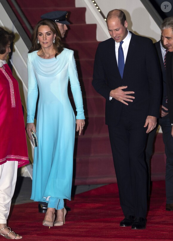 Le prince William, duc de Cambridge, et Kate Middleton, duchesse de Cambridge, arrivent sur la base aérienne Nur Khande à Rawalpindi dans le cadre de leur visite officielle de cinq jours au Pakistan. Catherine Middleton porte une "aqua shalwar kameez", une tenue pakistanaise traditionnelle de la créatrice Catherine Walker. Rawalpindi, le 14 octobre 2019.