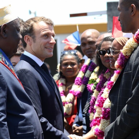 Le président de la république Emmanuel Macron débarque d'un intercepteur de la police aux frontières, le 22 octobre 2019, à Mamoudzou, Mayotte. © Stéphane Lemouton / Bestimage