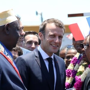 Le président de la république Emmanuel Macron débarque d'un intercepteur de la police aux frontières, le 22 octobre 2019, à Mamoudzou, Mayotte. © Stéphane Lemouton / Bestimage