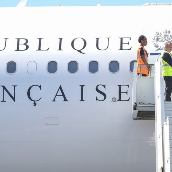 Le président Emmanuel Macron arrive à l'aéroport de Mayotte-Pamandzi le 22 octobre 2019. © Stéphane Lemouton / Bestimage