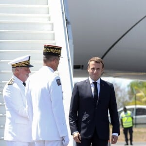 Le président Emmanuel Macron arrive à l'aéroport de Mayotte-Pamandzi le 22 octobre 2019. © Stéphane Lemouton / Bestimage