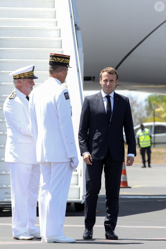 Le président Emmanuel Macron arrive à l'aéroport de Mayotte-Pamandzi le 22 octobre 2019. © Stéphane Lemouton / Bestimage