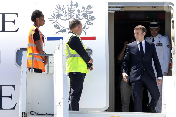 Le président Emmanuel Macron arrive à l'aéroport de Mayotte-Pamandzi le 22 octobre 2019. © Stéphane Lemouton / Bestimage