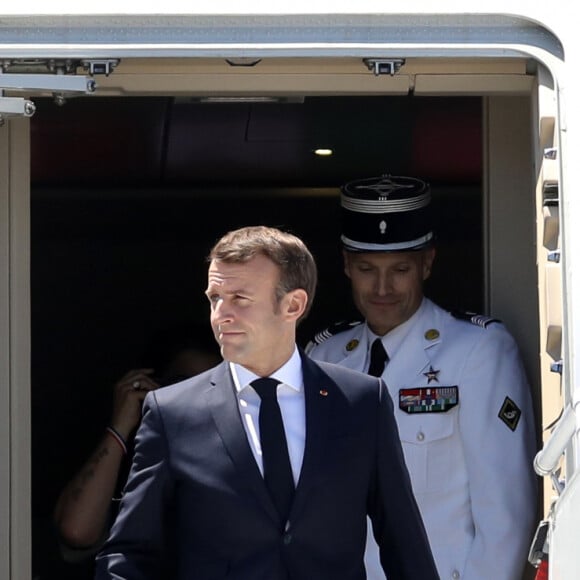 Le président Emmanuel Macron arrive à l'aéroport de Mayotte-Pamandzi le 22 octobre 2019. © Stéphane Lemouton / Bestimage