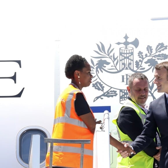 Le président Emmanuel Macron arrive à l'aéroport de Mayotte-Pamandzi le 22 octobre 2019. © Stéphane Lemouton / Bestimage