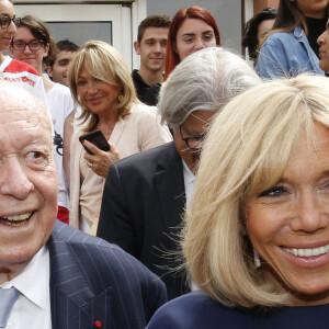 Brigitte Macron à la sortie d'une visite de l'école de la 2ème chance à Marseille en compagnie du maire Jean-Claude Gaudin le 14 juin 2019.