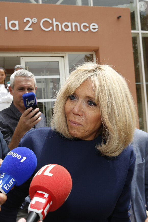 Semi Exclusif - Brigitte Macron à la sortie d'une visite de l'école de la 2ème chance à Marseille en compagnie du maire Jean-Claude Gaudin le 14 juin 2019.