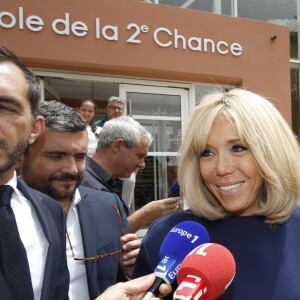 Brigitte Macron à la sortie d'une visite de l'école de la 2ème chance à Marseille en compagnie du maire Jean-Claude Gaudin le 14 juin 2019.