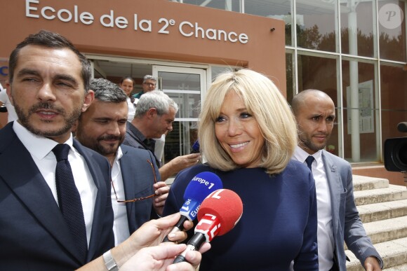 Brigitte Macron à la sortie d'une visite de l'école de la 2ème chance à Marseille en compagnie du maire Jean-Claude Gaudin le 14 juin 2019.