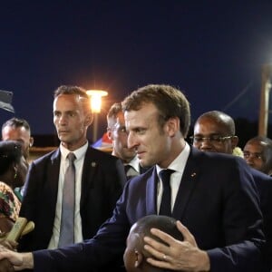 Le président de la République Emmanuel Macron visite la ville de Hamjago à Mayotte pour une rencontre avec la population le 22 octobre 2019. © Stéphane Lemouton / bestimage