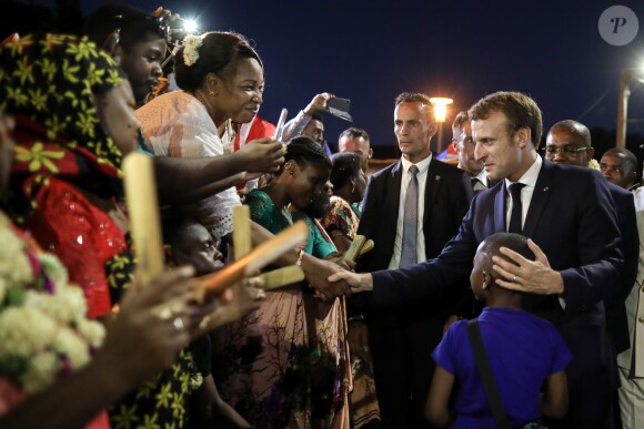Le président de la République Emmanuel Macron visite la ville de Hamjago à Mayotte pour une rencontre avec la population le 22 octobre 2019. © Stéphane Lemouton / bestimage