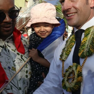 Le président de la République Emmanuel Macron visite la ville de Hamjago à Mayotte pour une rencontre avec la population le 22 octobre 2019. © Stéphane Lemouton / bestimage