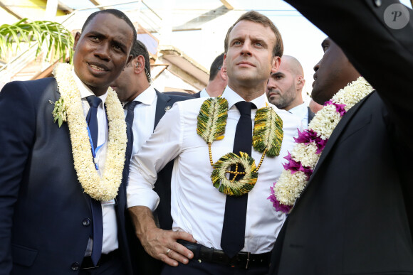 Le président de la République Emmanuel Macron visite la ville de Hamjago à Mayotte pour une rencontre avec la population le 22 octobre 2019. © Stéphane Lemouton / bestimage