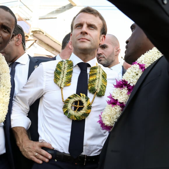 Le président de la République Emmanuel Macron visite la ville de Hamjago à Mayotte pour une rencontre avec la population le 22 octobre 2019. © Stéphane Lemouton / bestimage