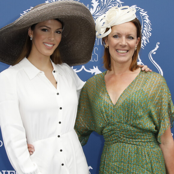 Iris Mittenaere, sa mère Laurence Druart - Prix de Diane Longines à l'hippodrome de Chantilly, le 16 juin 2019. © Marc Ausset-Lacroix/Bestimage