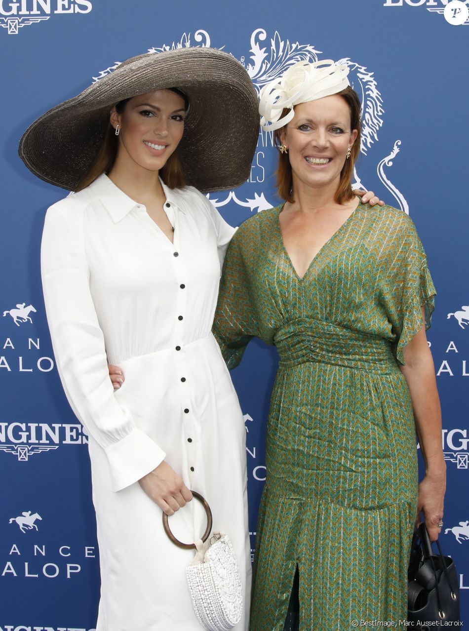 Iris Mittenaere, sa mère Laurence Druart - Prix de Diane Longines à l