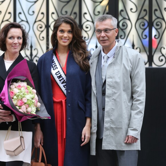 Iris Mittenaere et ses parents Yves Mittenaere et Laurence Druart au Palais de l'Elysée pour rencontrer le Président de la République François Hollande et visiter l'Elysée à Paris, le 18 mars 2017.