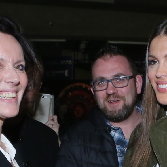 Iris Mittenaere avec sa mère Laurence Druart - Iris Mittenaere, Miss Univers et Miss France 2016 arrive à Paris en provenance de New York le 16 mars 2017. © CVS/Bestimage