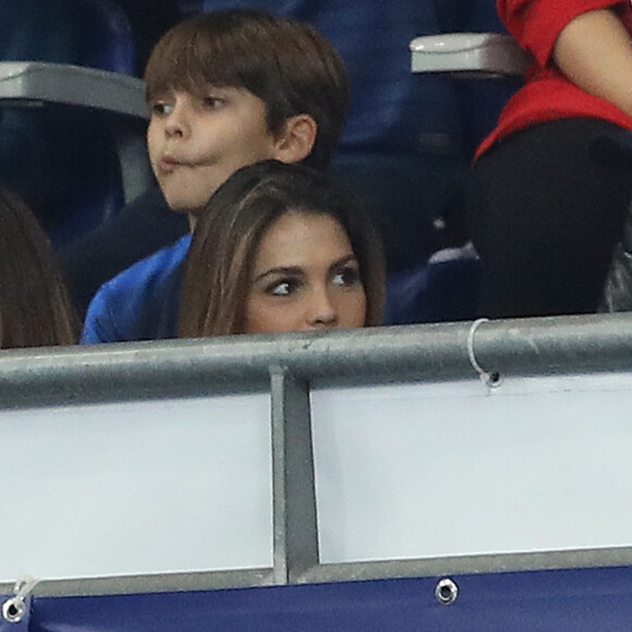 Iris Mittenaere (Miss France, Miss Univers 2016 et Danse avec les Stars 2018), son partenaire de danse Anthony Colette et Sylvie Tellier (directrice générale de la Société Miss France et Miss France 2002) dans les tribunes du stade de France lors du match de ligue des nations opposant la France à l'Allemagne à Saint-Denis, le 16 octobre 2018.