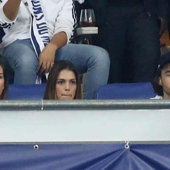 Iris Mittenaere (Miss France, Miss Univers 2016 et Danse avec les Stars 2018) et son partenaire de danse Anthony Colette dans les tribunes du stade de France lors du match de ligue des nations opposant la France à l'Allemagne à Saint-Denis, le 16 octobre 2018.