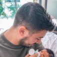 Kevin Guedj des "Marseillais" donne le biberon à sa fille Ruby, le 15 octobre 2019