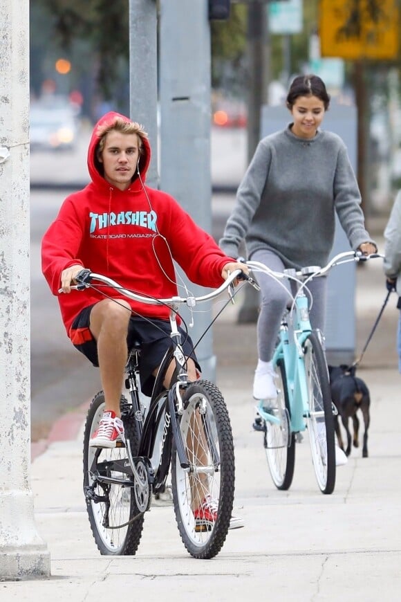 Selena Gomez et Justin Bieber font une balade à vélo dans les rues de Los Angeles le 1er novembre 2017