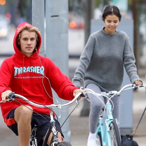 Selena Gomez et Justin Bieber font une balade à vélo dans les rues de Los Angeles le 1er novembre 2017