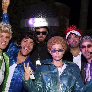 Jessica Biel et Justin Timberlake assistent à la soirée d'Halloween de la marque de tequila Casamigos, respectivement déguisés en Justin Timberlake (à l'époque du groupe 'NSYNC) et en micro. Beverly Hills, le 25 octobre 2019.